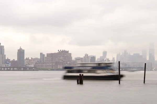 East River Ferry viene a atracar en un día de niebla . — Foto de Stock