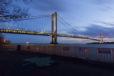 New York şehri, Verazzano daraltır köprü gece manzarası.