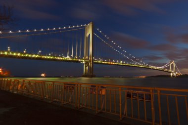 New York şehri, Verazzano daraltır köprü gece manzarası.