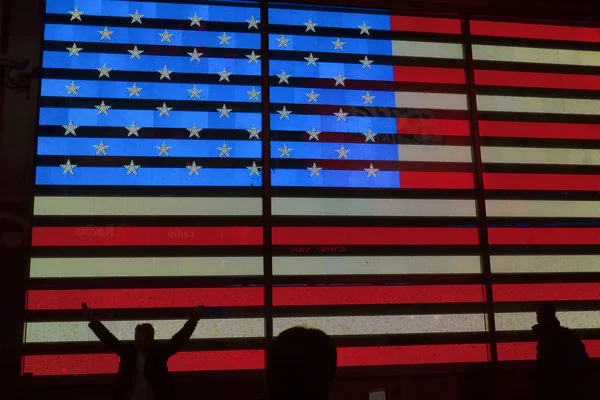Εμφανίσεις νύχτα της Νέας Υόρκης, αμερικανική σημαία. — Φωτογραφία Αρχείου