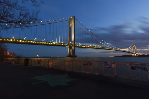 Éjszakai kilátás nyílik New York City, Verazzano Narrows híd. — Stock Fotó