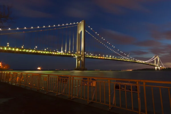 Natt över New York City, Verazzano Narrows Bridge. — Stockfoto
