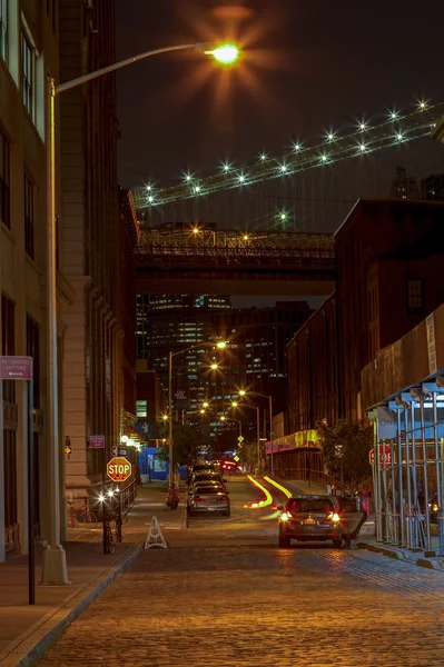 Vistas noturnas da cidade de Nova York. Ponte de Brooklyn . — Fotografia de Stock