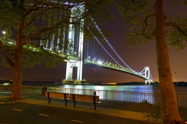 Night views of New York City, Verazzano Narrows Bridge. — Stock Photo, Image