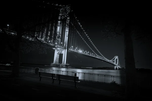 Natt över New York City, Verazzano Narrows Bridge. — Stockfoto