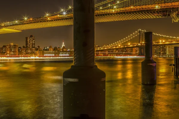 Vistas noturnas da cidade de Nova York. Ponte de Brooklyn . — Fotografia de Stock