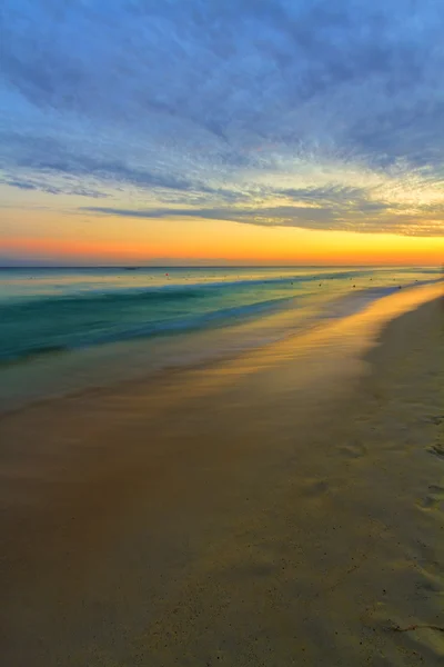Закат на тропическом пляже. — стоковое фото