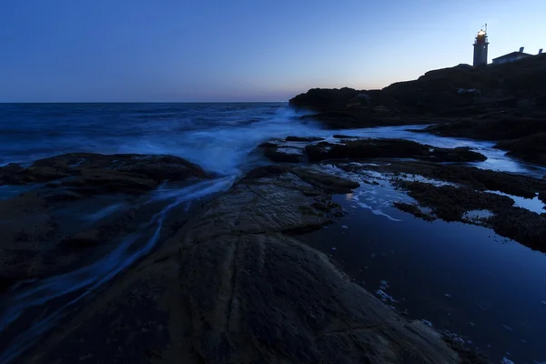 Pôr do sol em uma costa rochosa . — Fotografia de Stock