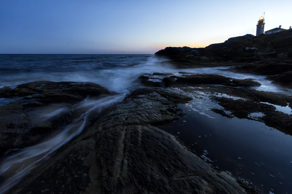 岩礁海岸の夕日. — ストック写真