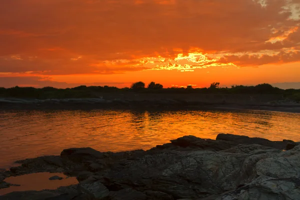 Tramonto su una riva rocciosa . — Foto Stock