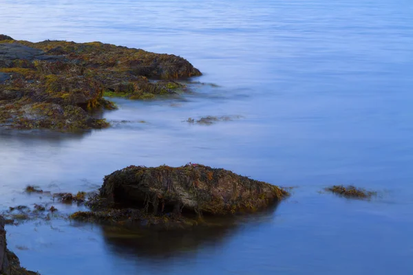 Coucher de soleil sur un rivage rocheux . — Photo