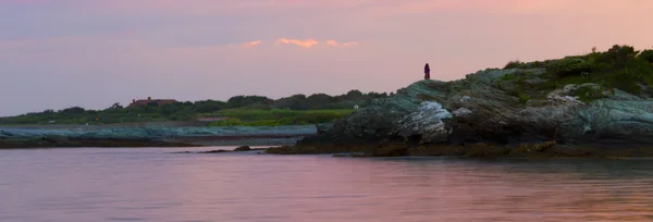 Puesta de sol en una costa rocosa . — Foto de Stock