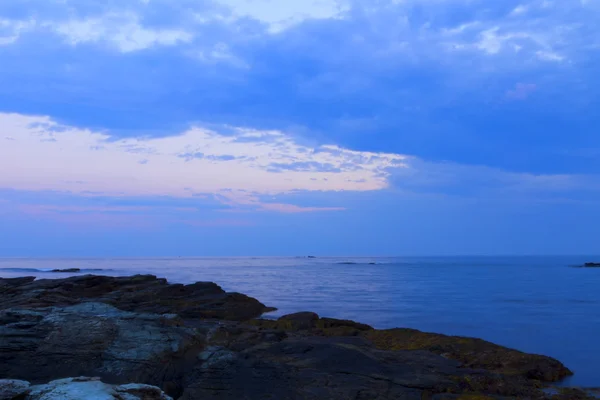 Tramonto su una riva rocciosa . — Foto Stock