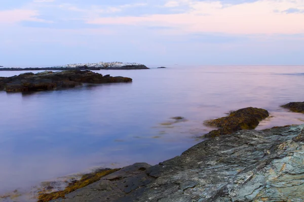 Tramonto su una riva rocciosa . — Foto Stock