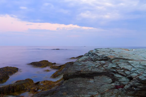 Sunset on a rocky shore. — Stock Photo, Image