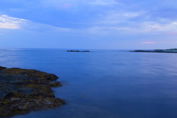 Pôr do sol em uma costa rochosa . — Fotografia de Stock