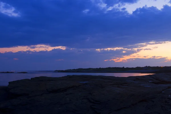 Закат на скалистом берегу . — стоковое фото