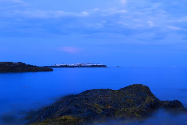 Pôr do sol em uma costa rochosa . — Fotografia de Stock