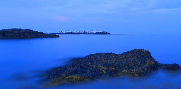 Coucher de soleil sur un rivage rocheux . — Photo