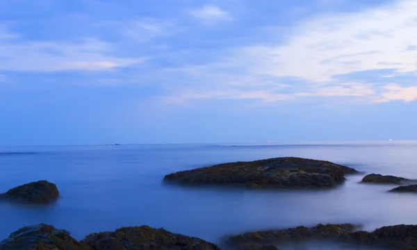 Puesta de sol en una costa rocosa . — Foto de Stock