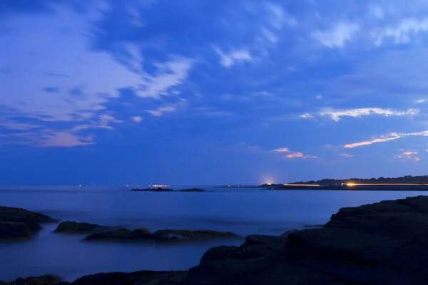 Puesta de sol en una costa rocosa . — Foto de Stock