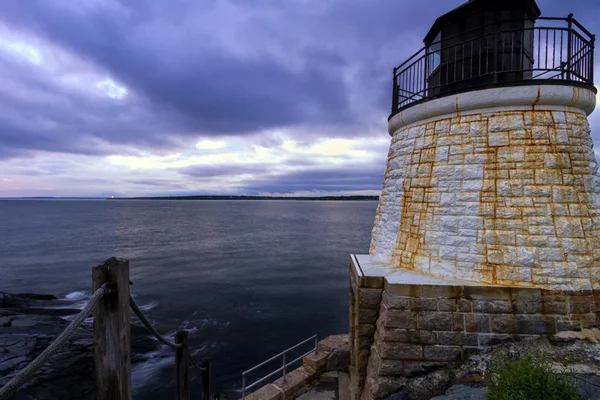 Faro su una riva rocciosa . — Foto Stock