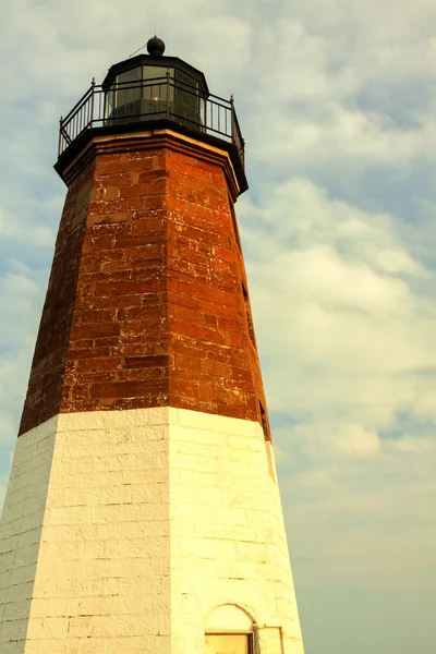 Faro en una orilla rocosa . — Foto de Stock