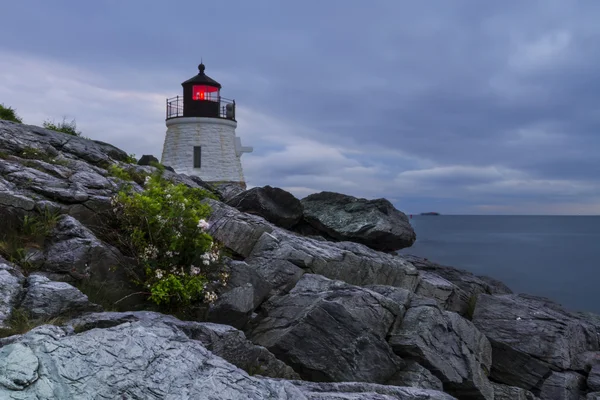 Lighthouse on a rocky shore. — Stock Photo, Image