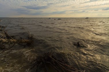 Okyanusta gün batımı.