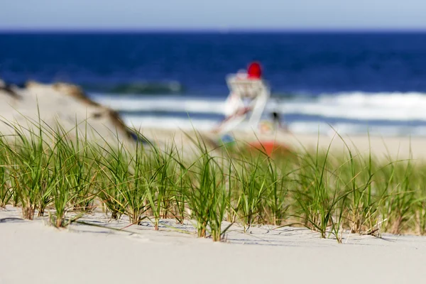 Salvavidas de guardia en la playa en un día caluroso y soleado . — Foto de Stock