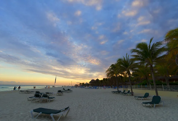 Puesta de sol en la playa caribeña . —  Fotos de Stock