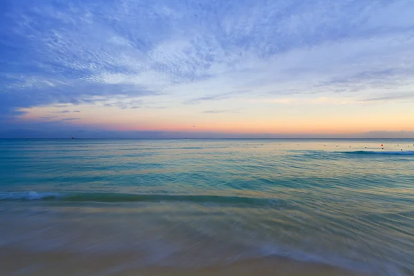 Sonnenuntergang am karibischen Strand. — Stockfoto
