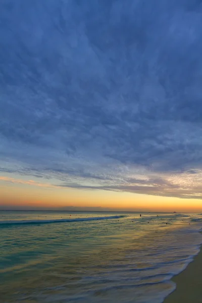 Pôr do sol na praia caribenha . — Fotografia de Stock