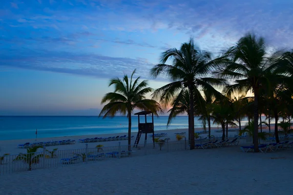 Puesta de sol en la playa caribeña . — Foto de Stock