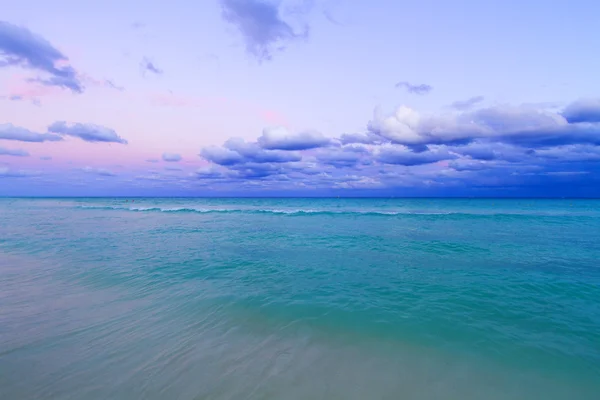 Puesta de sol en la playa caribeña . — Foto de Stock