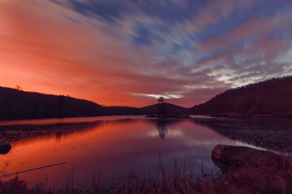 Pôr do sol no lago da floresta . — Fotografia de Stock