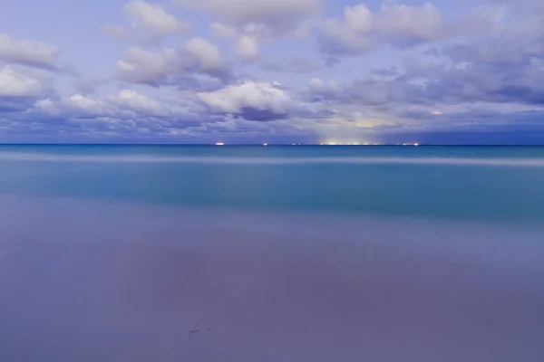 Puesta de sol en la playa caribeña . — Foto de Stock