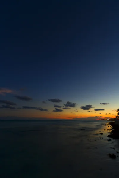 Sonnenuntergang am karibischen Strand. — Stockfoto
