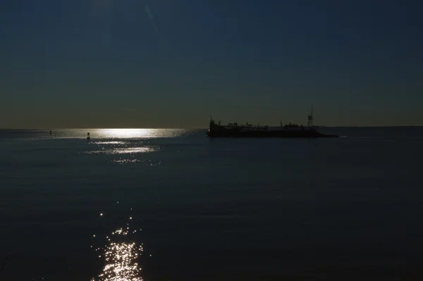 Zonsondergang op de oceaan. — Stockfoto