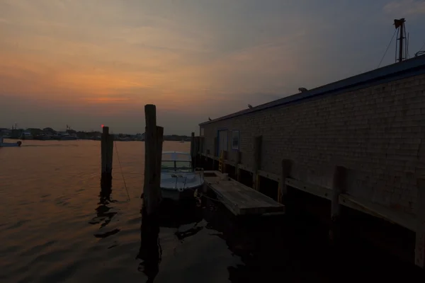 Zonsondergang op de oceaan. — Stockfoto