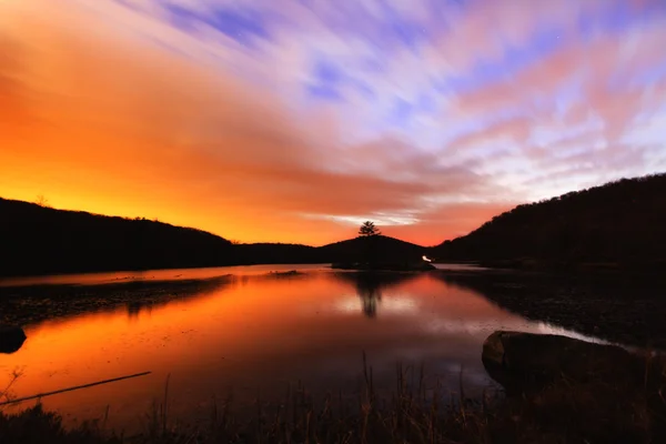 Pôr do sol no lago da floresta . — Fotografia de Stock