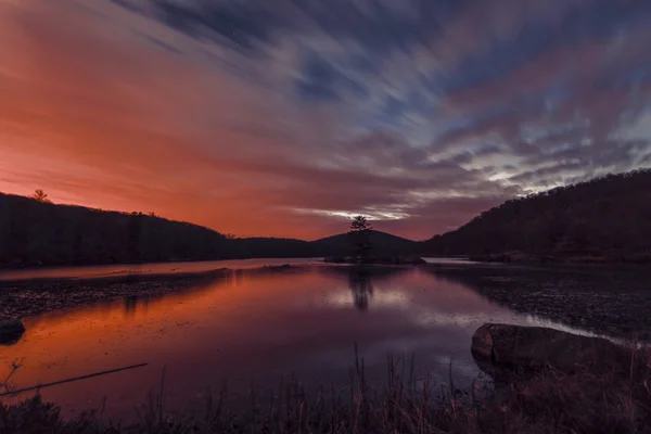 Pôr do sol no lago da floresta . — Fotografia de Stock