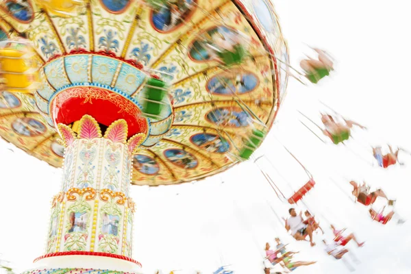 Kleurrijke merry-go-round. — Stockfoto