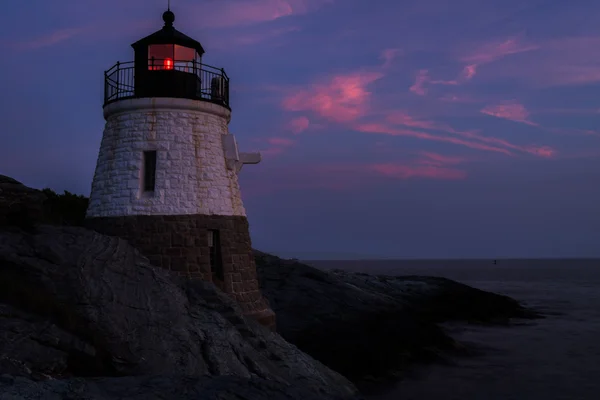 Farol em uma costa rochosa . — Fotografia de Stock