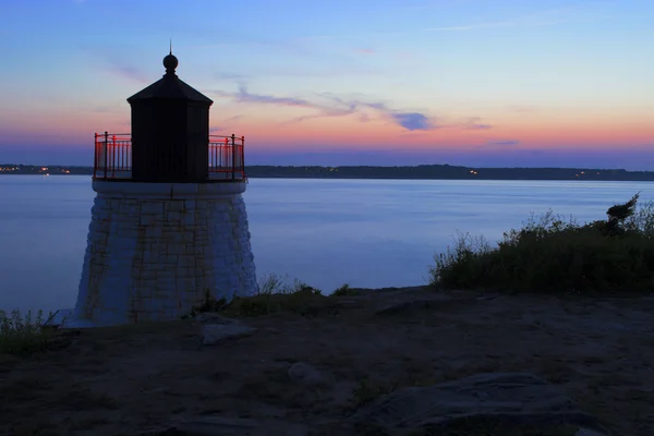 Leuchtturm an einem felsigen Ufer. — Stockfoto