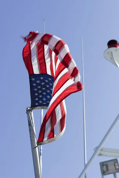 Amerikaanse vlag op een paal. — Stockfoto