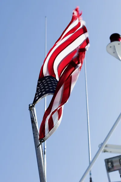 Amerikanische Flagge auf einer Stange. — Stockfoto