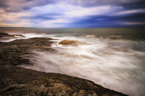 Tramonto su una riva rocciosa . — Foto Stock