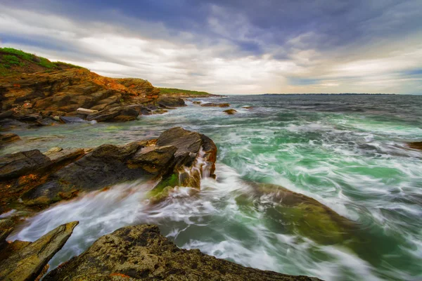 Pôr do sol em uma costa rochosa . — Fotografia de Stock