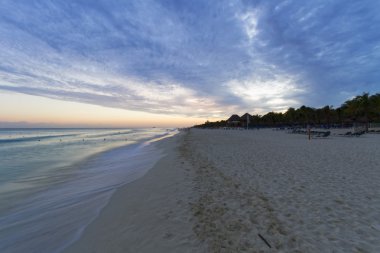 günbatımı Karayipler beach üzerinde.
